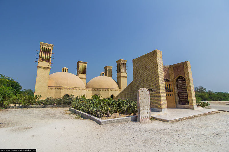 Историческая Цистерна (водохранилище) и бадгиры (башни-ветроуловители) иран, курорт, остров, персидский залив, рай на земле, туристическая столица