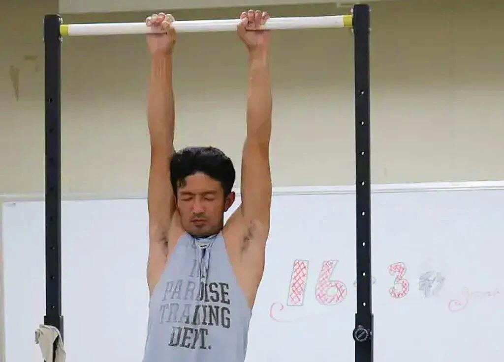 От 80 минут до 3 часов: феноменальные рекорды в висе на турнике