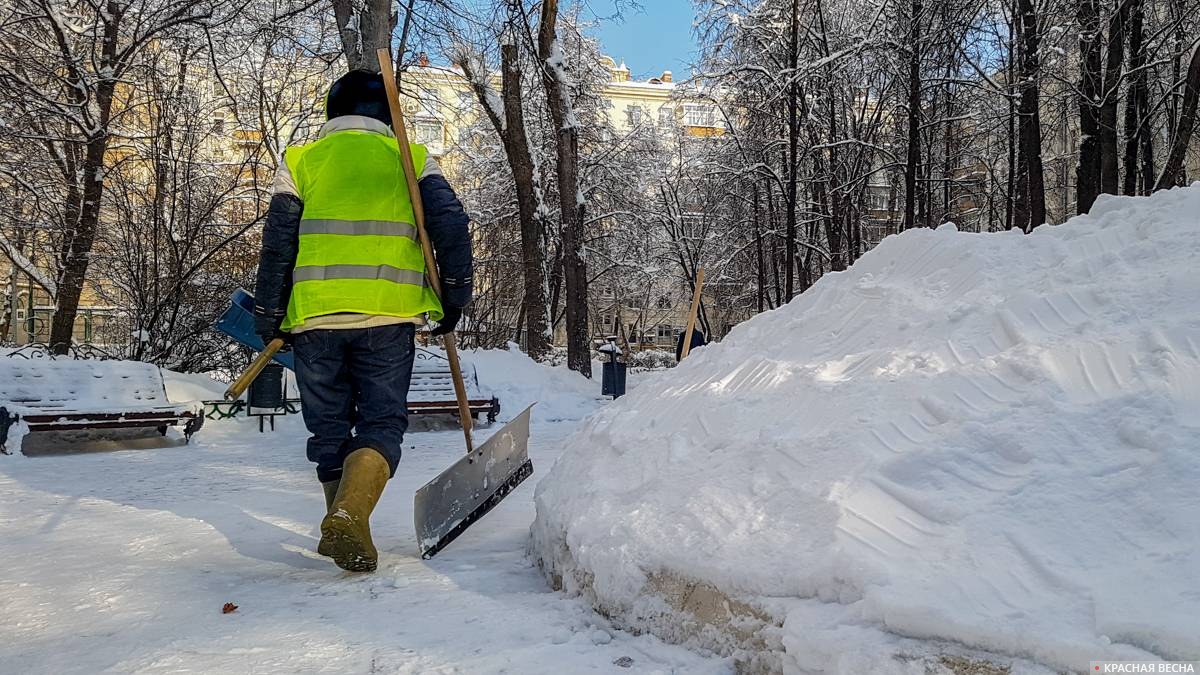 Дворник тверь. Уборка снега. Расчищение снега. Уборка снега дворник. Снегопад.