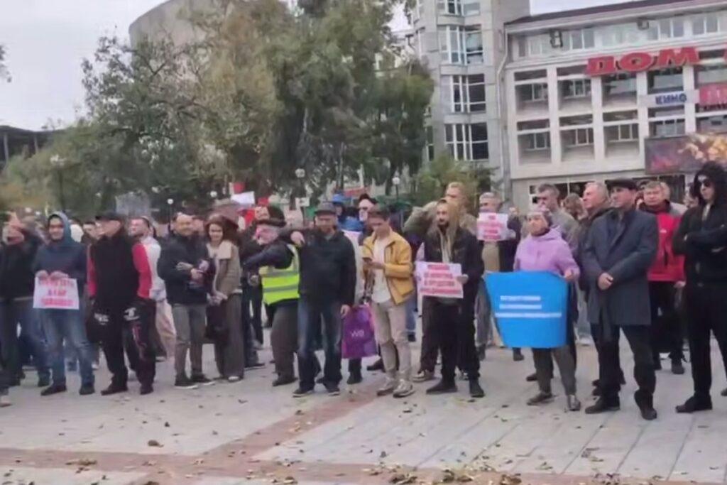 Жители Владивостока устроили митинг против повышения утильсбора