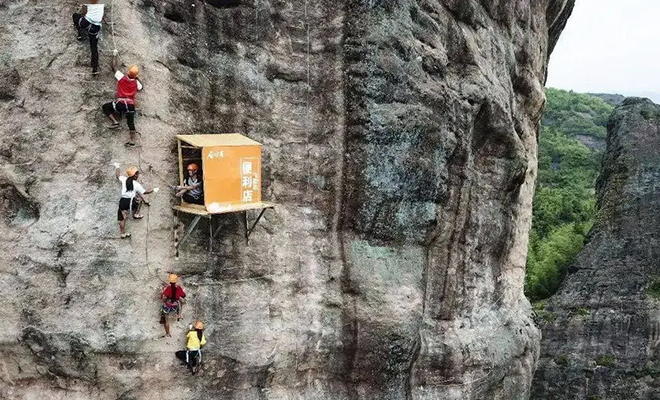 120 метров над пропастью: самый неудобный магазин в мире находится прямо посреди отвесной скалы 
