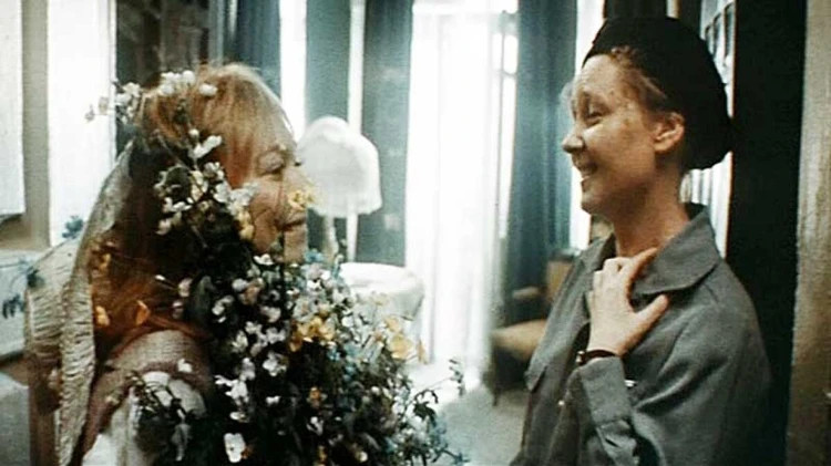 В «Романсе о влюбленных» Саввина играла мать героини Кореневой