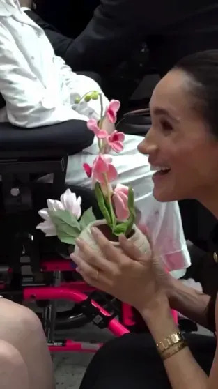 Меган Маркл опубликовала видео из поездки в Австралию, за которую их с принцем Гарри раскритиковали Меган, видео, МарклКадры, Гарри, также, Маркл, поездку, время, больницу, визита, детскую, попытке, Дианы, обвинили, детей, критикуют, тысяч, вызвали, выжившими, назвали