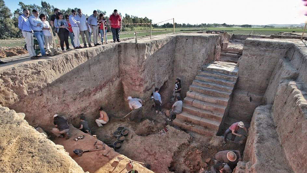 Испания. Закопанная вилла под слоями глины с животными.