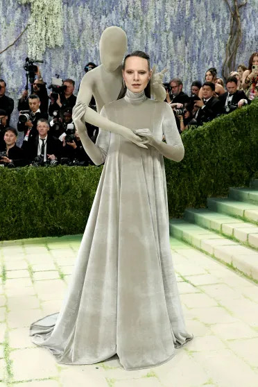 10 самых странных образов Met Gala: Люк Эванс в 