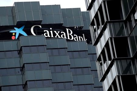 Логотип CaixaBank на здании головного офиса банка в Барселоне, Испания, 17 сентября 2020 года. REUTERS/Albert Gea