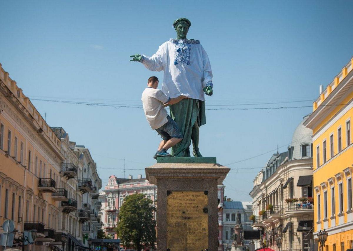 Дюк ришелье одесса. Памятник Дюку в Одессе. Памятник Дюку Ришелье в Одессе. Памятник Дюку де Ришелье. Дюк дерешлье памятник Одесса.