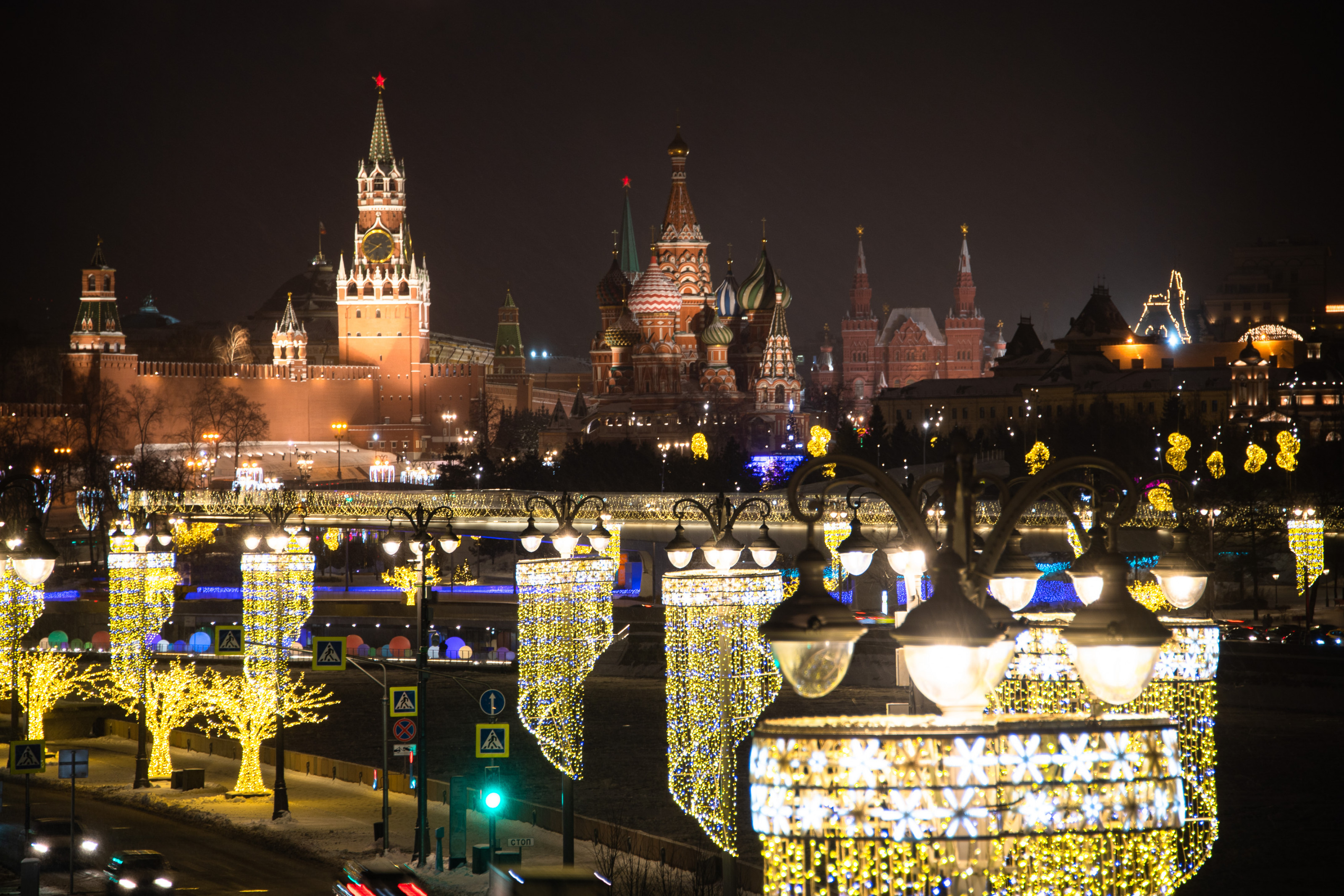 Куда сходить в москве 27 января. Иллюминация в Москве. Новый Москвич. Москва подсветка. Доби на фоне Кремля.