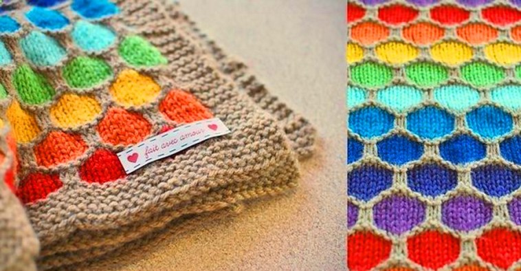 Как связать яркий плед «Соты» своими руками