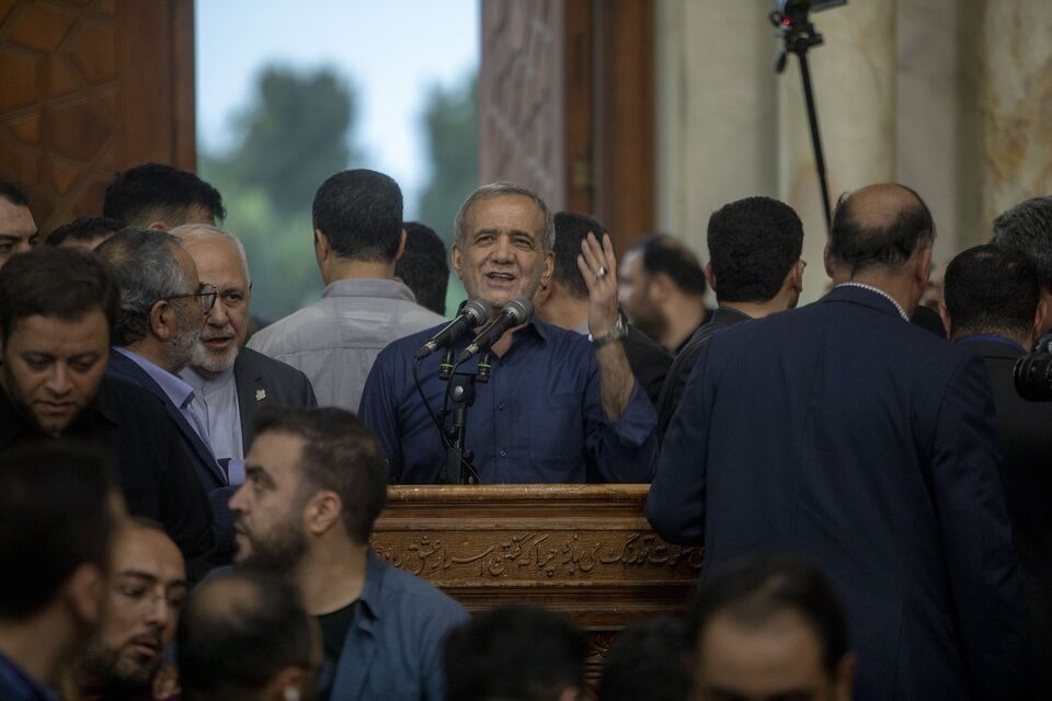 Пезешкиан во время посещения усыпальницы аятоллы Хомейни в Тегеране, 6 июля