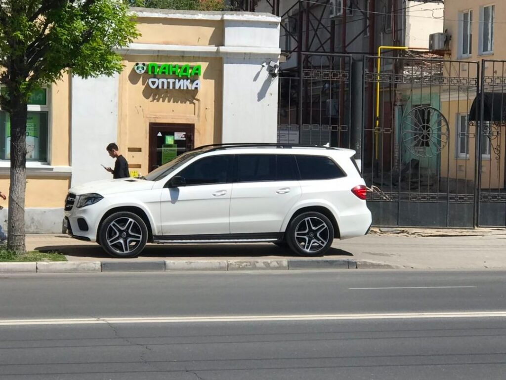 Полиция Рязани начала проверку из-за припаркованного на тротуаре автомобиля