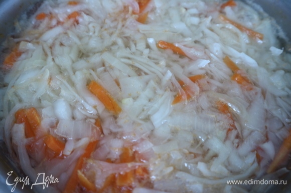 Овощи (репчатый лук, морковь, капусту) залить горячей водой (примерно 7 стаканов), посолить (1 столовая ложка соли). Варить до мягкости.