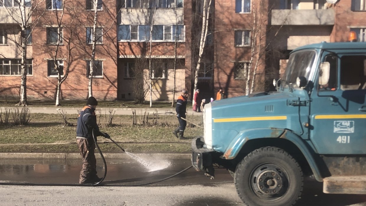 Городской месячник по уборке завершается в Петербурге