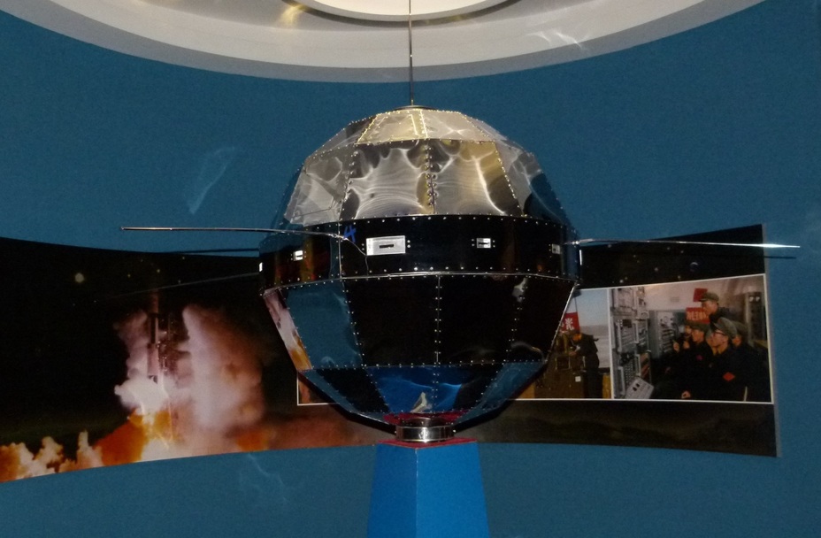 ​Макет первого китайского искусственного спутника «Дунфанхун» в музее en.wikipedia.org - «Божественный корабль» | Warspot.ru