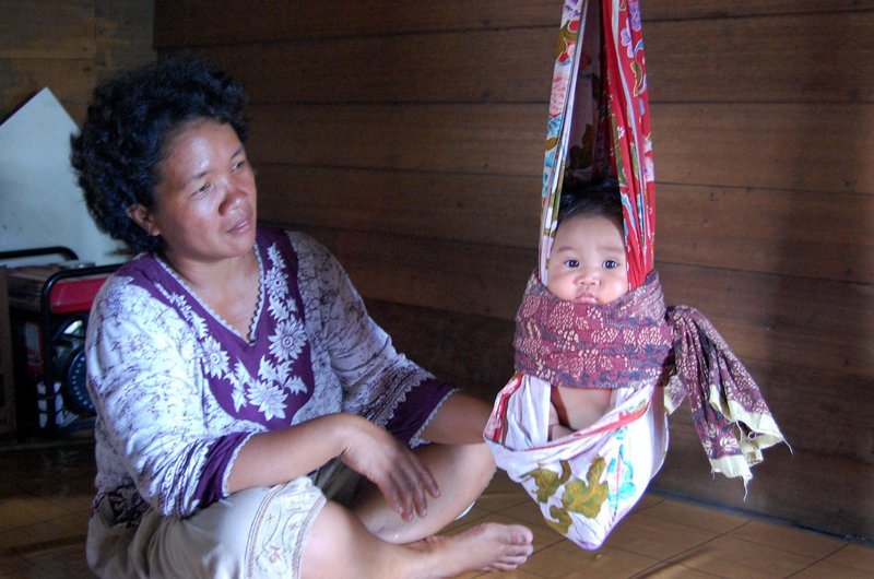 Даяки — общее название аборигенов острова Калимантан - подвешивали своих младенцев интересное, младенцы, ношение, обычаи, пеленание, факты