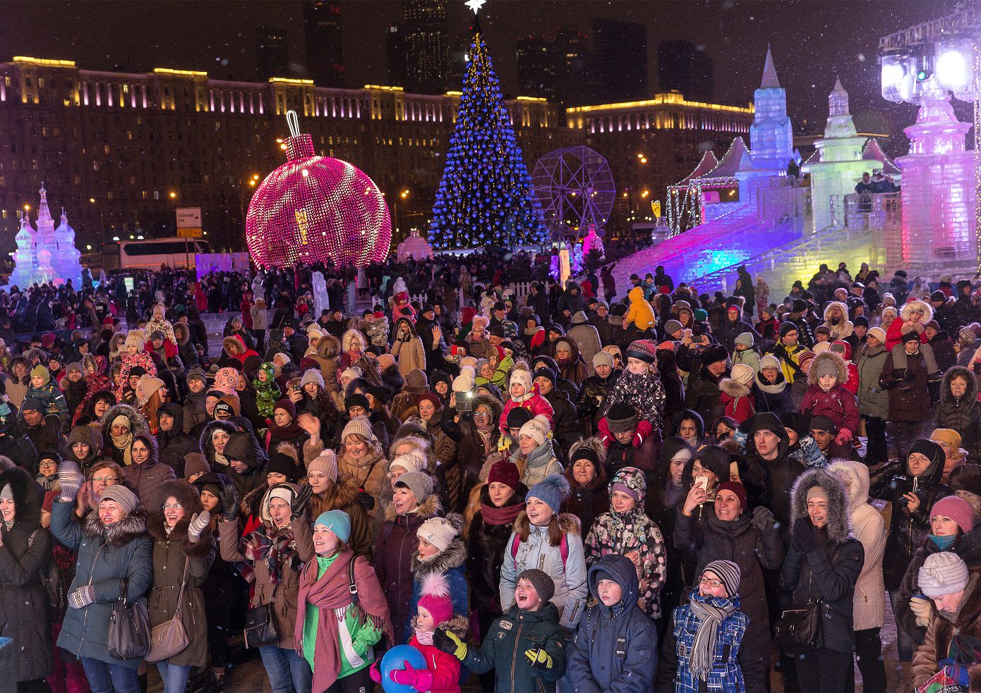 Куда сходить на старый новый год. Ледовая Москва на Поклонной горе 2019. Ледяной фестиваль в Москве Поклонная гора. Рождественский праздник Поклонная гора Москва. Елка на Поклонной горе 2022.