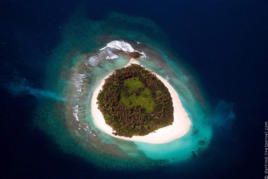 Кольцевой остров. Атолл Нукуоро. Северный Мале Атолл. Мальдивы вид сверху на Атоллы. Остров Калимантан с высоты птичьего полета.