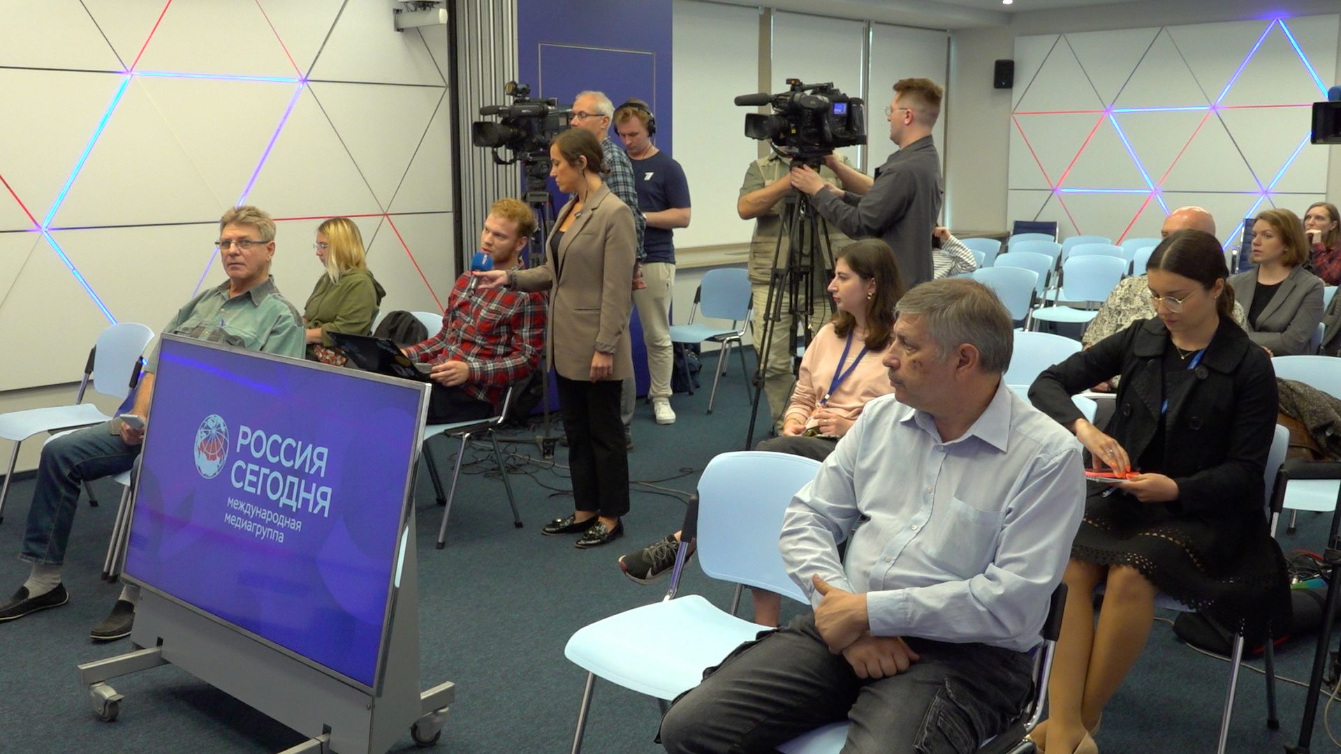 Глава ФБР: Среди людей из списка «Миротворца» есть жертвы Глава ФБР: Среди людей из списка «Миротворца» есть жертвы Видео,Репортажи,ФАН-ТВ