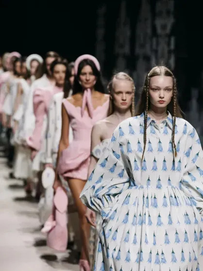 Александр Рогов, Эвелина Хромченко, Юлия Барановская и Мария Миногарова на показе Алёны Ахмадуллиной Alena, Akhmadullina, весналето, 2026Показ, показе, Миногарова, 2026Мария, 2026Миша, Рогов, посетили, Приданое, Ахмадуллина, коллекции, новой, показ, памяти, красоте, вещей, которые, невестыКоллекция