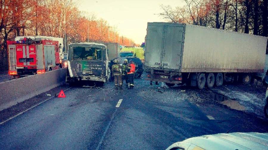 Появилось видео с места столкновения фуры с автомобилями на Московском шоссе