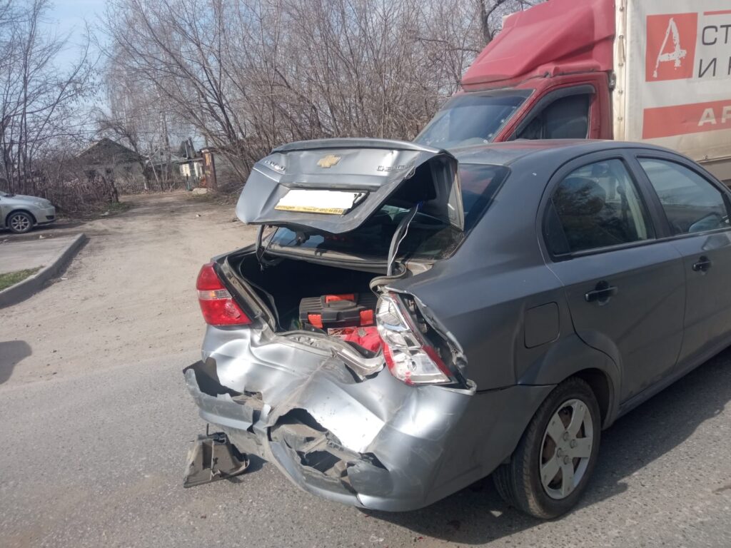 В Рязани столкнулись Renault и Chevrolet, пострадал водитель