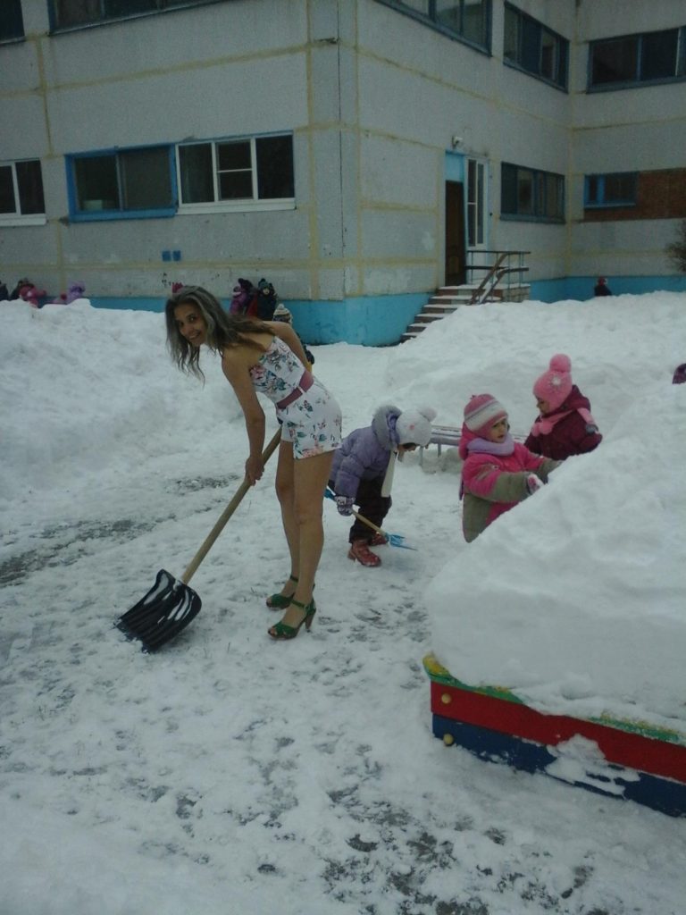 Снегурочка из Тольятти: девушка круглый год ходит в коротких шортах Галина, закалкаСейчас, сразу, зимним, прогулкам, легкой, одежде, предшествовала, серьезная, долгая, женщина, Конечно, работает, воспитателем, детском, укутанных, теплое, детей, выглядит, особенно