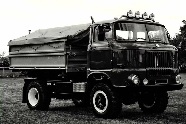 Популярный в СССР грузовичок из ГДР IFA W50 