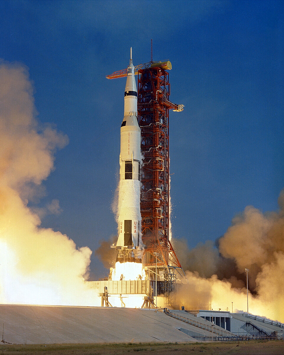 Ракета-носитель «Сатурн-5» стартует с экипажем экспедиции «Аполлон-11»  астронавтами Нилом А. Армстронгом, Майклом Коллинзом и Эдвином Э. Олдрином-младшим в 9:32 утра по восточному времени 16 июля 1969 года со стартового комплекса 39A Космического центра Кеннеди.