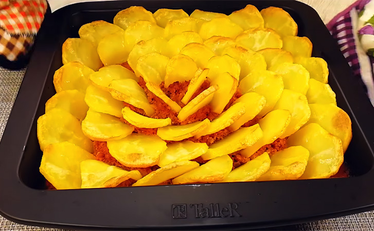 Ставим на стол цветок из картошки: придумали заново мясо по-французски и удивили всех - похожая новость на Toplenta