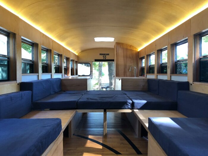 Студент в качестве дипломного проекта превратил школьный автобус в крошечный дом для дома и дачи,мастер-класс