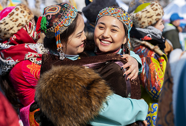 Девушки в национальных костюмах во время празднования Наурыза 