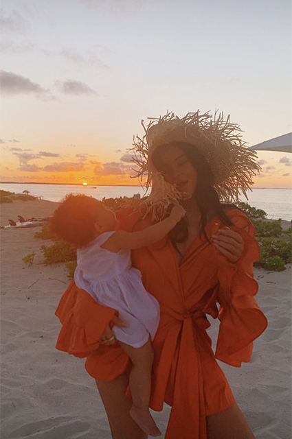 Кайли Дженнер увезла дочь к океану накануне ее первого дня рождения звездные дети