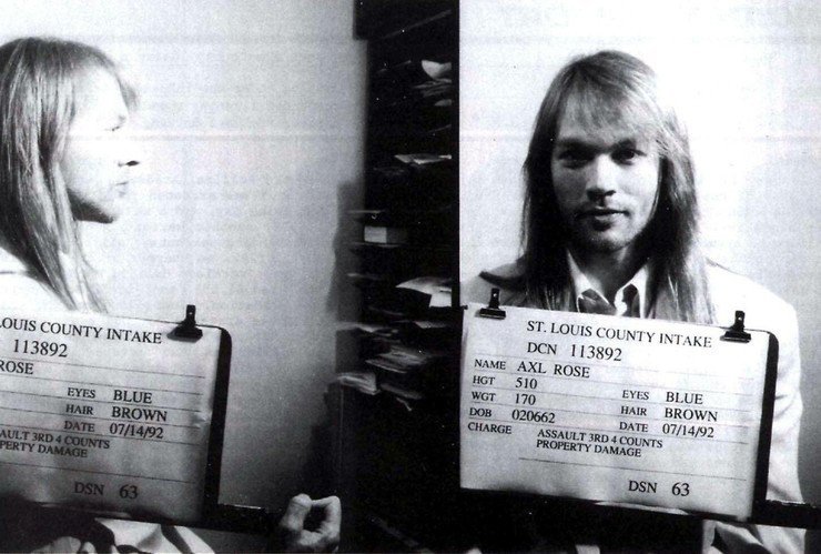 Эксл Роуз, вокалист Guns & Roses. Арестован 14 марта 1992 года – драка, сопротивление полиции. арест, звезды, полиция, правонарушение
