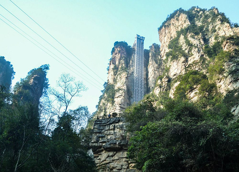 Bailong Elevator – самый высокий лифт в мире, поднимающий туристов на вершину скалы авиатур