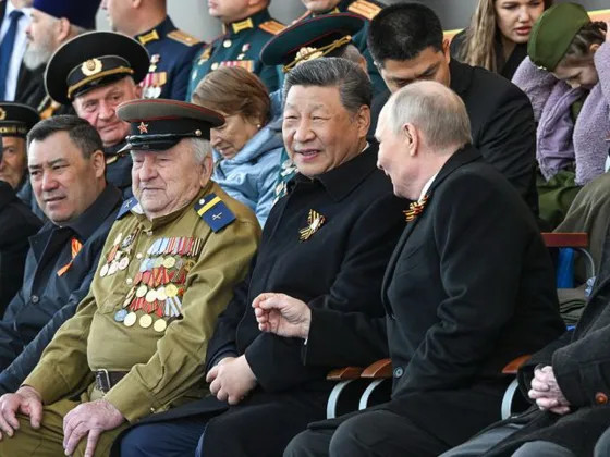 У посетившего Москву Си Цзиньпина заподозрили тяжелую болезнь из-за странных симптомов, попавших на видео