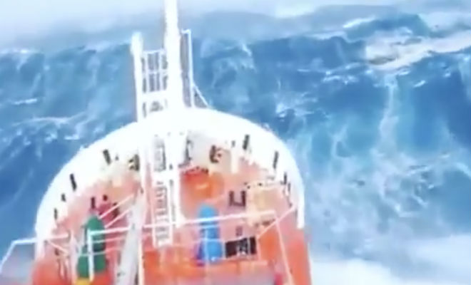 Корабль идет через девятибалльный шторм: видео из капитанской рубки