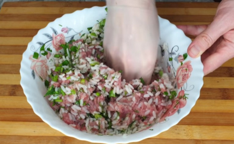 Показываю, как я готовлю голубцы из пекинской капусты: вкусное праздничное блюдо, которое порадует гостей на каждом званом ужине