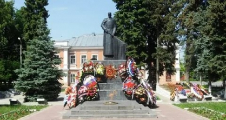 Дети осквернили памятник советским солдатам в Ельце