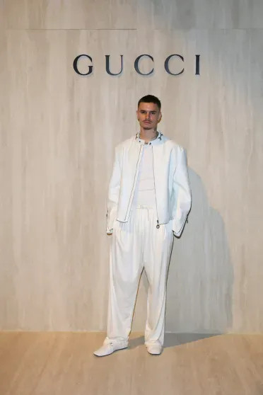 Неделя моды в Милане: Деми Мур в новом образе, Рената Литвинова с дочерью, Арина Соболенко и Кейт Мосс на показе Gucci Версаче, Донателла, Литвинова, Gucci, Милане, Арина, Рената, чёрной, Ромео, многие, пришла, Соболенко, Демны, экстремистской, организацией, коллекции, Пэрис, показ, ФеррариEsDeeKidПо, подиуму