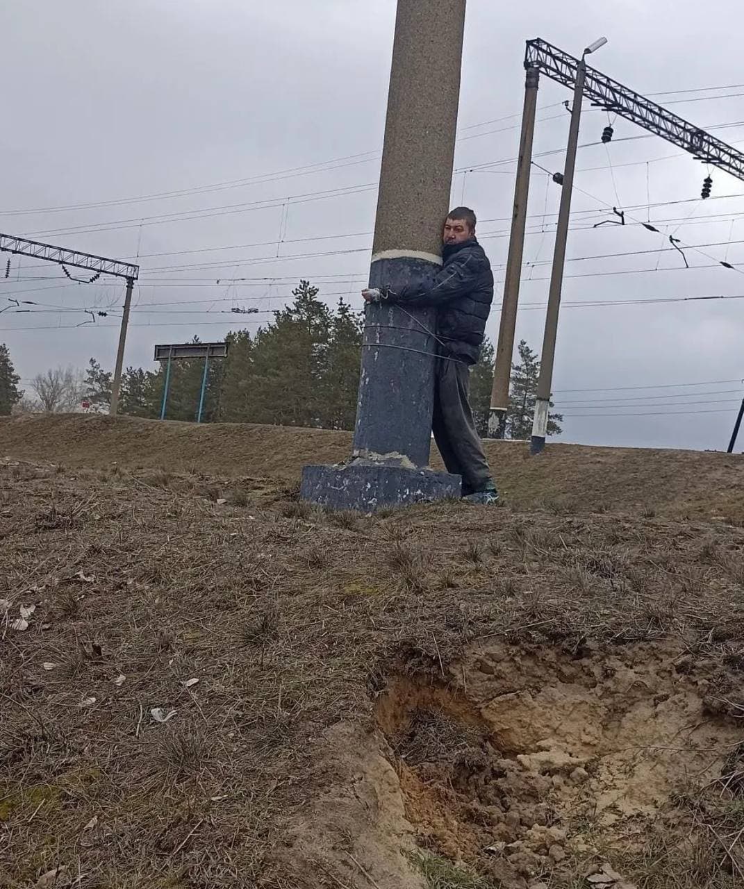 Труха харьков. Столб. Столб в Киеве.