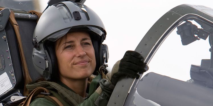 anne-laure-michel-l-une-des-rares-femmes-pilote-de-chasse