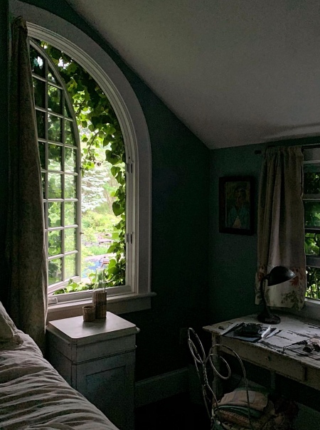 В гостях у Хелены Кристенсен: экскурсия по сказочному дому модели в горах Кэтскилл В гостях у Хелены Кристенсен: экскурсия по сказочному дому модели в горах Кэтскилл Стиль жизни,Дома звезд