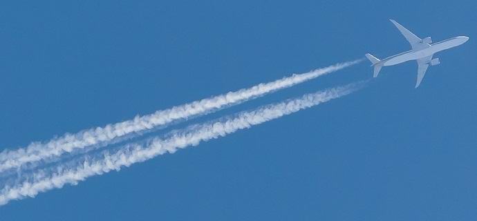 НЛО стер с неба конденсационный след от самолета