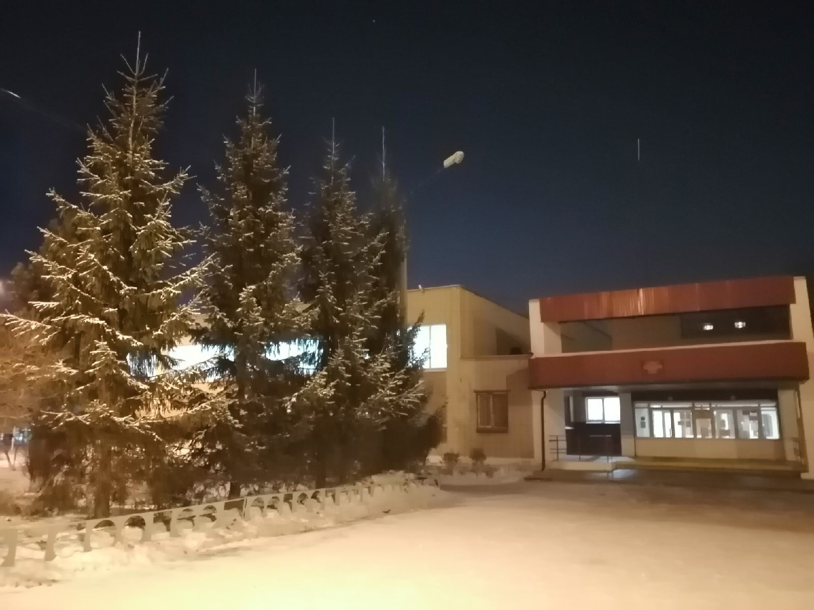20 февраля отмена занятий в школах челябинска. Школа ночью. Мороз ночью. Занятия отменяются 4 школа Еманжелинск. Школа 37 Челябинск.