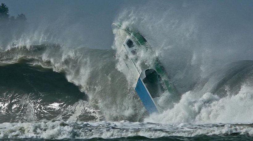 Туристы сняли на видео, как крошечная лодка пытается противостоять гигантским волнам