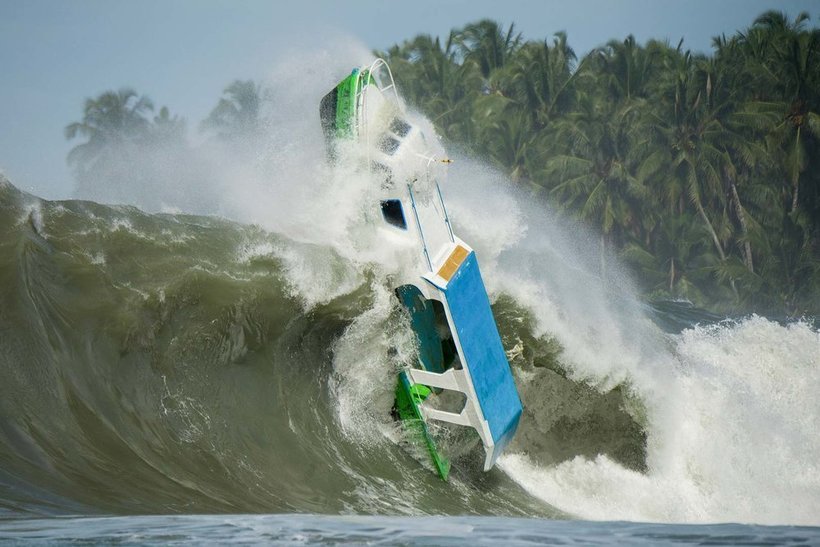 Туристы сняли на видео, как крошечная лодка пытается противостоять гигантским волнам