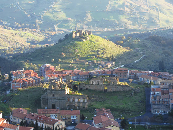 Панорамный вид на красивый холмистый город Троина, Сицилия, в провинции Энна. 