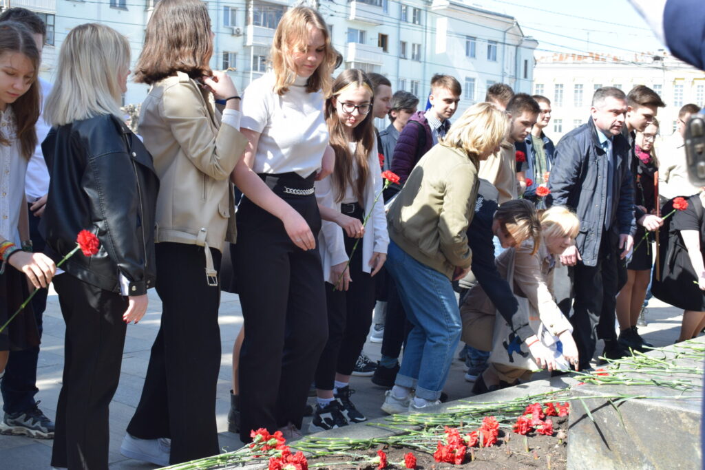 Депутаты Рязанской областной Думы возложили цветы к памятникам Константину Циолковскому и Владимиру Уткину