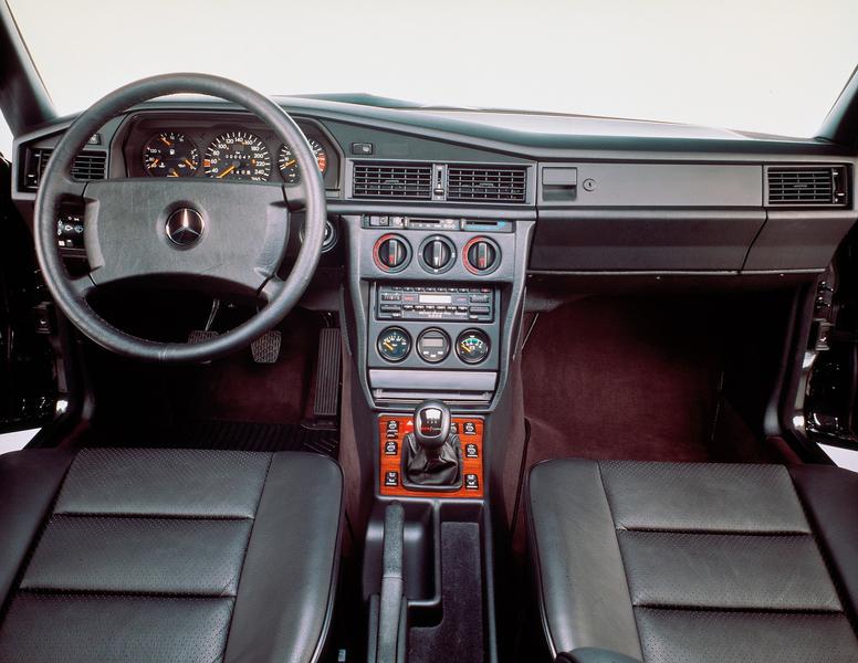 Mercedes Evo II исполнилось 30 лет. Взгляните на легендарный спорткар, победивший BMW M3 против, спортседан, MercedesBenz, вечно, первой, эволюции, развивал, кузова, жесткость, увеличена, эпохи, своей, впечатляющие, двигатель, объемом, 17дюймовые, Четырехцилиндровый, ограничивались, особенности, аэродинамикой