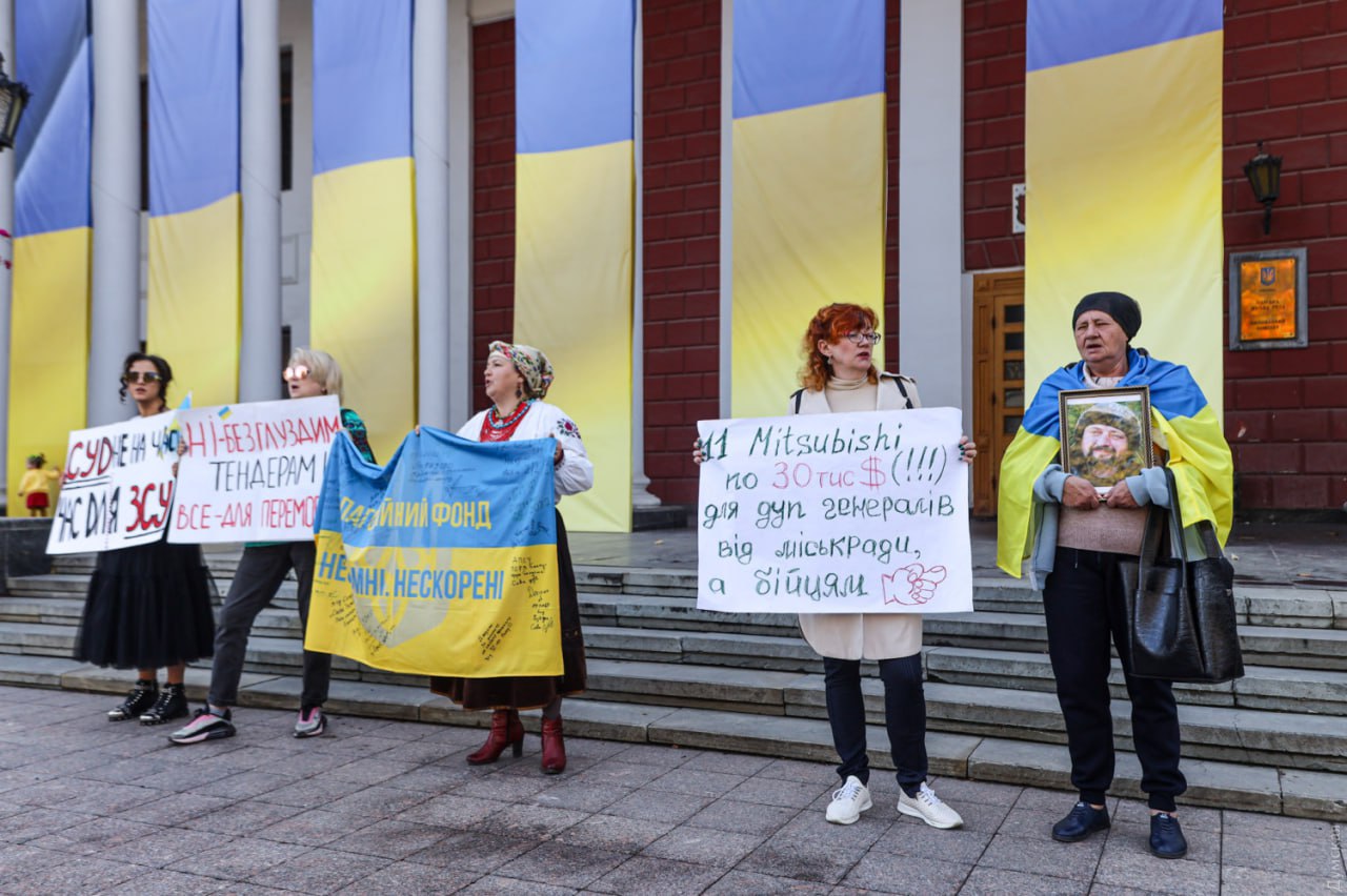 Что родственникам азовцев понадобилось в Одессе? украина